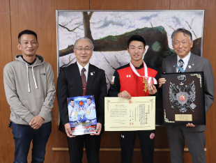 右から水野市長、田中健太選手、橋本教育長、田中健太選手のお父さんで表彰盾、表彰状等を手に記念撮影