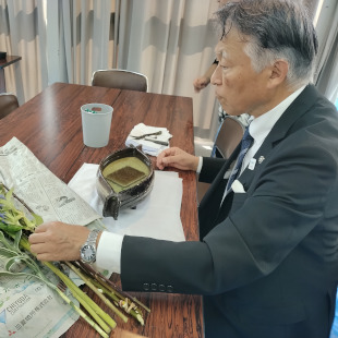 阪南市文化協会・秋の芸術祭にて生け花体験をする水野市長