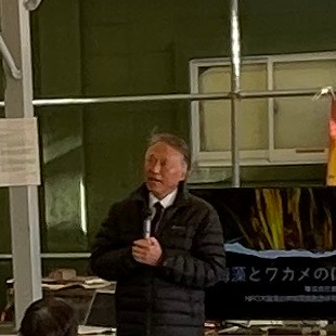 西鳥取漁港での、みんなでワカメを育てようイベントにて挨拶をする水野市長