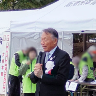 阪南市健康マラソン大会にて来賓あいさつをする水野市長