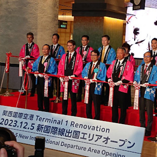 関西国際空港新国際線エリアオープン式典にて関係者・来賓の皆さんとともにテープカットに参加している水野市長