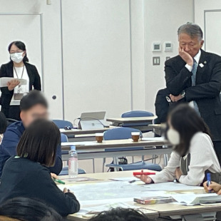 阪南まちづくりワークショップにて検討グループの1つが検討している様子を見学している水野市長
