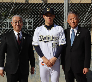 オリックスバファローズ中川圭太選手と橋本教育長と記念撮影している水野市長