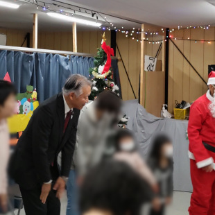 箱の浦クリスマス会にて子どもたちとともに遊戯に参加している水野市長