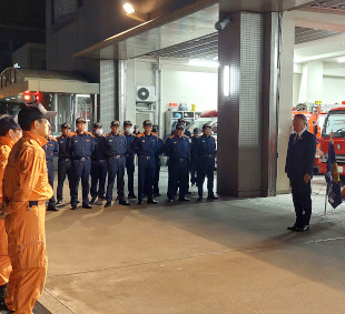 泉州南消防組合本部にて、能登半島地震の救援に向かう消防士の皆さんを激励する水野市長
