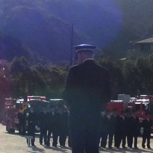 消防出初式にて、消防団の皆さんが整列されている前で挨拶する水野市長