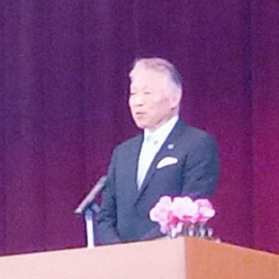 尾崎小学校創立150周年記念式典にて祝辞を述べる水野市長