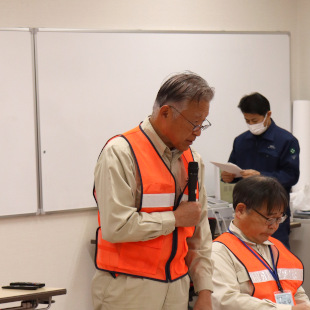 大阪府・市町合同地震・津波災害対策訓練にて参集した阪南市災害対策本部員に訓示する水野市長