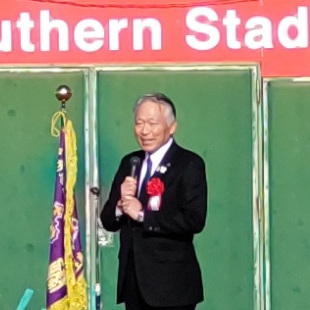 泉州地区少年軟式野球の王座決定戦の開会式にて来賓あいさつ・激励している水野市長