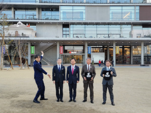 大阪府市長会正副会長意見交換会にて茨木市の新総合施設「おにクル」を視察して記念撮影している水野市長ほか正副会長の4人の市長さんがた