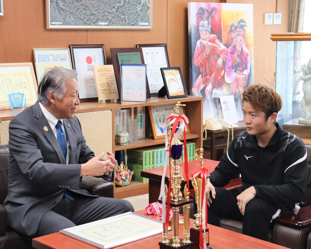 プロボクシングのバンタム級全日本新人王に輝いた森口山都選手と対談している水野市長