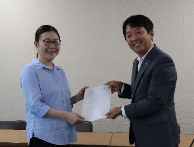 審議会会長（左）と市長