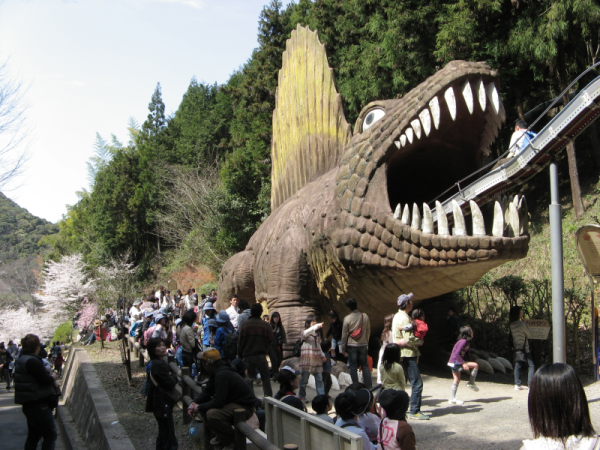 桜祭り　恐竜すべり台